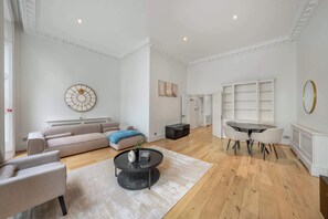TV, offices - Spacious Knightsbridge Apartment with Balcony (Greater London)