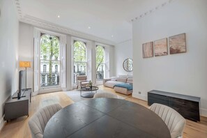 TV, offices - Spacious Knightsbridge Apartment with Balcony (Greater London)