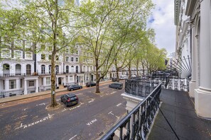 Property grounds - Spacious Knightsbridge Apartment with Balcony (Greater London)