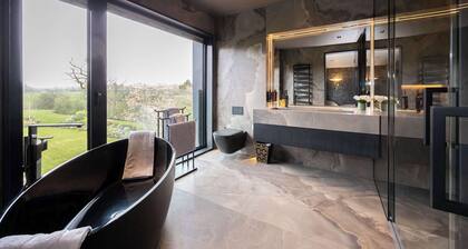 Luxury Alderley Retreat | Peak District | Parking | Sleeps 10