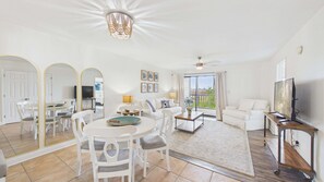 Living area - Bay Breeze 8988–Golf Cart–Sleeps 6 (Miramar Beach)