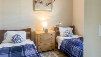 3 bedrooms, desk, WiFi, bed sheets