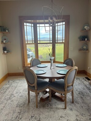 Dining - Spacious Estate that sleeps 16 near Watauga Lake - walk to Villa Nove Vineyards! (Butler)