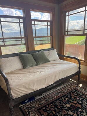 Room - Spacious Estate that sleeps 16 near Watauga Lake - walk to Villa Nove Vineyards! (Butler)