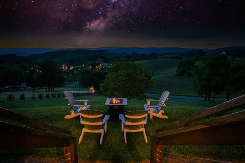 Spacious Estate that sleeps 16 near Watauga Lake - walk to Villa Nove Vineyards!