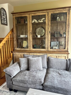 Living area - Spacious Estate that sleeps 16 near Watauga Lake - walk to Villa Nove Vineyards! (Butler)