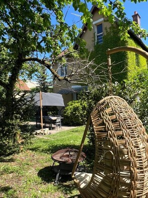 Outdoor dining - Peaceful Stay in Central Auxerre (Auxerre)