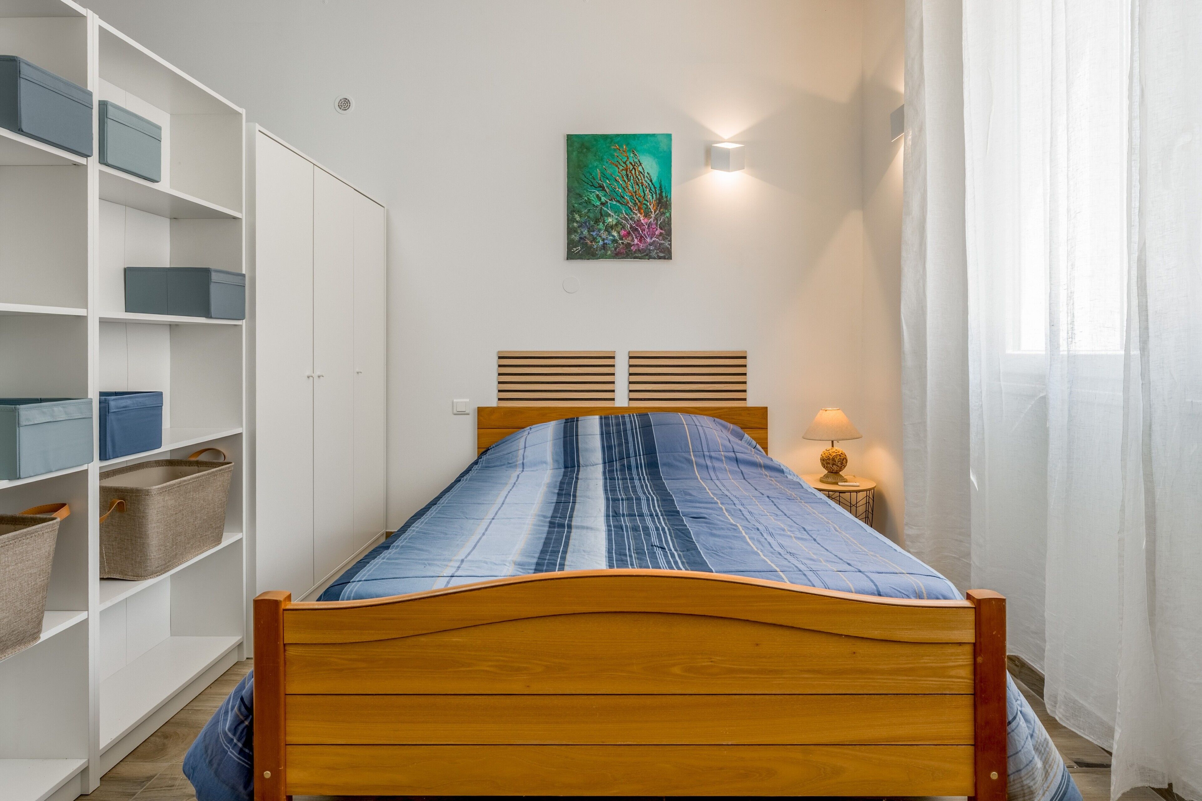 Tabla de planchar con plancha, wifi y ropa de cama 