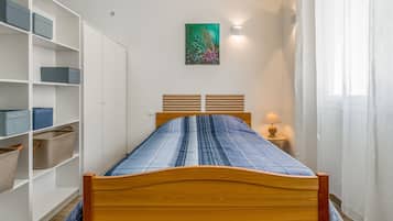Tabla de planchar con plancha, wifi y ropa de cama