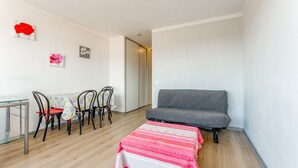 A small room with a dining table, chairs, a sofa, and a bed. - Cozy Studio in the Heart of Avignon (Avignon)