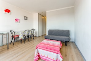 TV - Cozy Studio in the Heart of Avignon (Avignon)