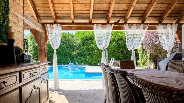 A covered outdoor area with a pool, wicker furniture, and a wooden ceiling. - Guest Room 'Chambre Marguerite' with Shared Pool, Terrace and Wi-Fi (Sélestat)
