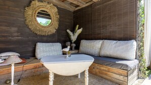 A cozy room with a wooden bench, a round table, and a woven mirror. - Guest Room 'Chambre Marguerite' with Shared Pool, Terrace and Wi-Fi (Sélestat)
