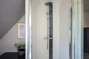 Shower, hair dryer, towels - Guest Room 'Chambre Marguerite' with Shared Pool, Terrace and Wi-Fi (Sélestat)