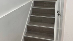 A staircase with wooden steps and white walls. - Beautiful Place to Stay (London)