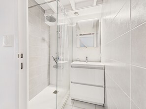 Shower, hair dryer - House with garden 150 m from the coast (Le Pouliguen)