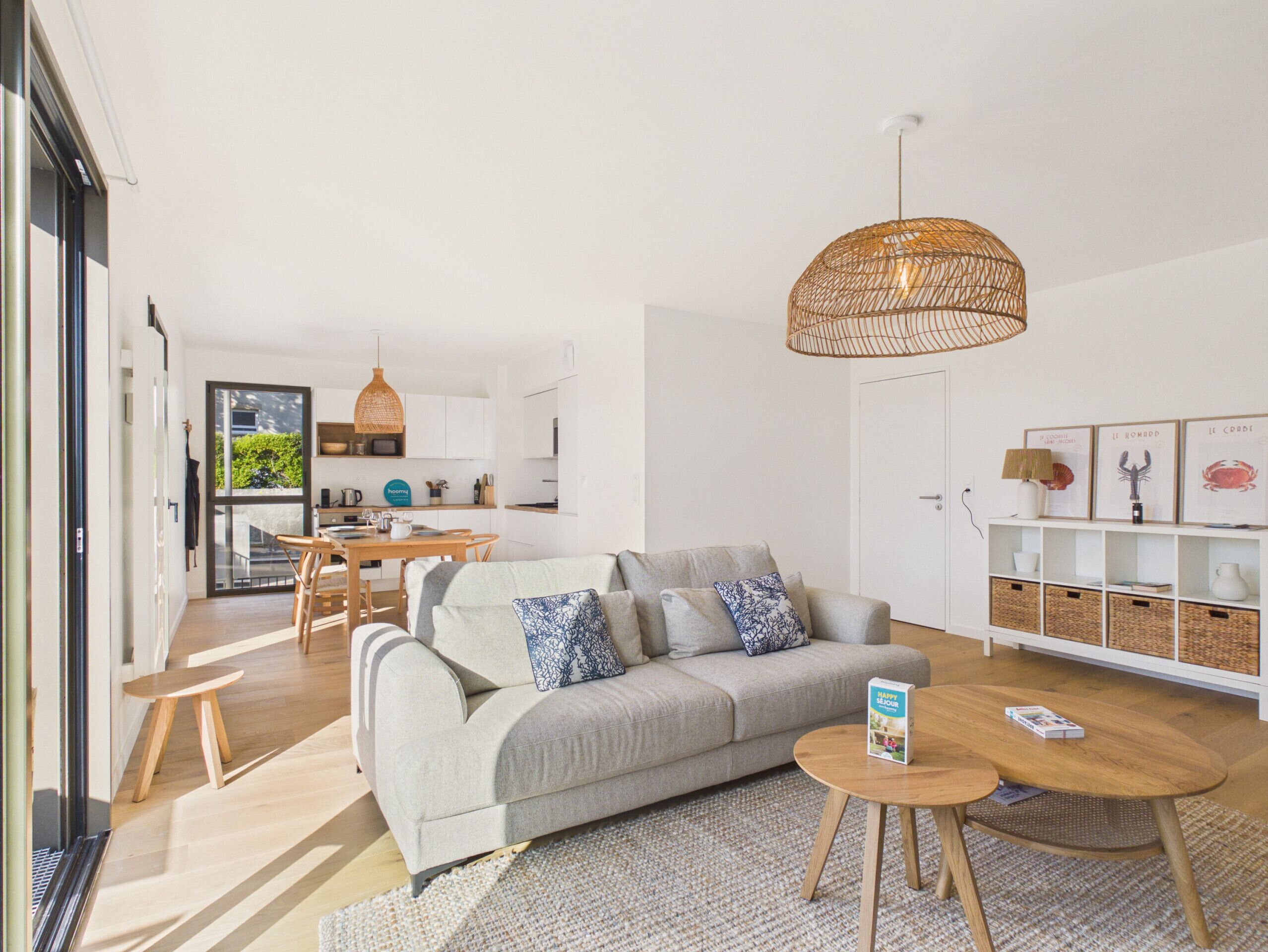 Ett modernt vardagsrum med en soffa, ett soffbord och en matplats med ett bord och stolar.
