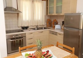 Fogão, cooktop, talheres/pratos/utensílios de cozinha