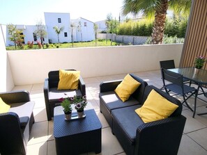 Outdoor dining - 45m² Air-Conditioned Apartment with Terrace in Mèze, 4 pers (Mèze)