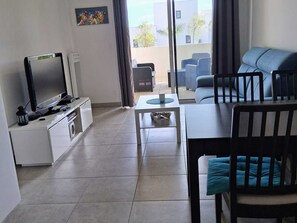 TV - 45m² Air-Conditioned Apartment with Terrace in Mèze, 4 pers (Mèze)