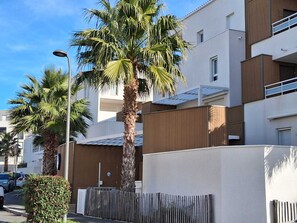Exterior - 45m² Air-Conditioned Apartment with Terrace in Mèze, 4 pers (Mèze)