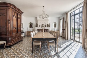 Dining - Vrbo Property (Arles)