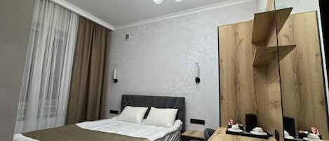 Chambre Double Standard, salle de bains privée | Bureau, espace de travail pour ordinateur portable, rideaux occultants