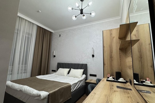 Standard Double Room, Private Bathroom | Meja, ruang kerja komputer riba, langsir/tirai gelap terus, kalis bunyi