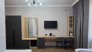 Standaard Twin kamer, privébadkamer | Een bureau, een laptopwerkplek, verduisterende gordijnen