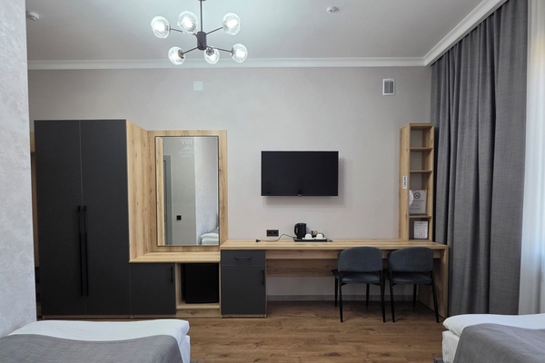 Escritorio, espacio para trabajar con laptop y cortinas blackout