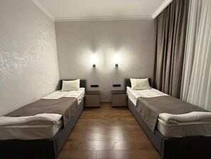 Standard Twin Room, Private Bathroom | Meja, ruang kerja komputer riba, langsir/tirai gelap terus, kalis bunyi 