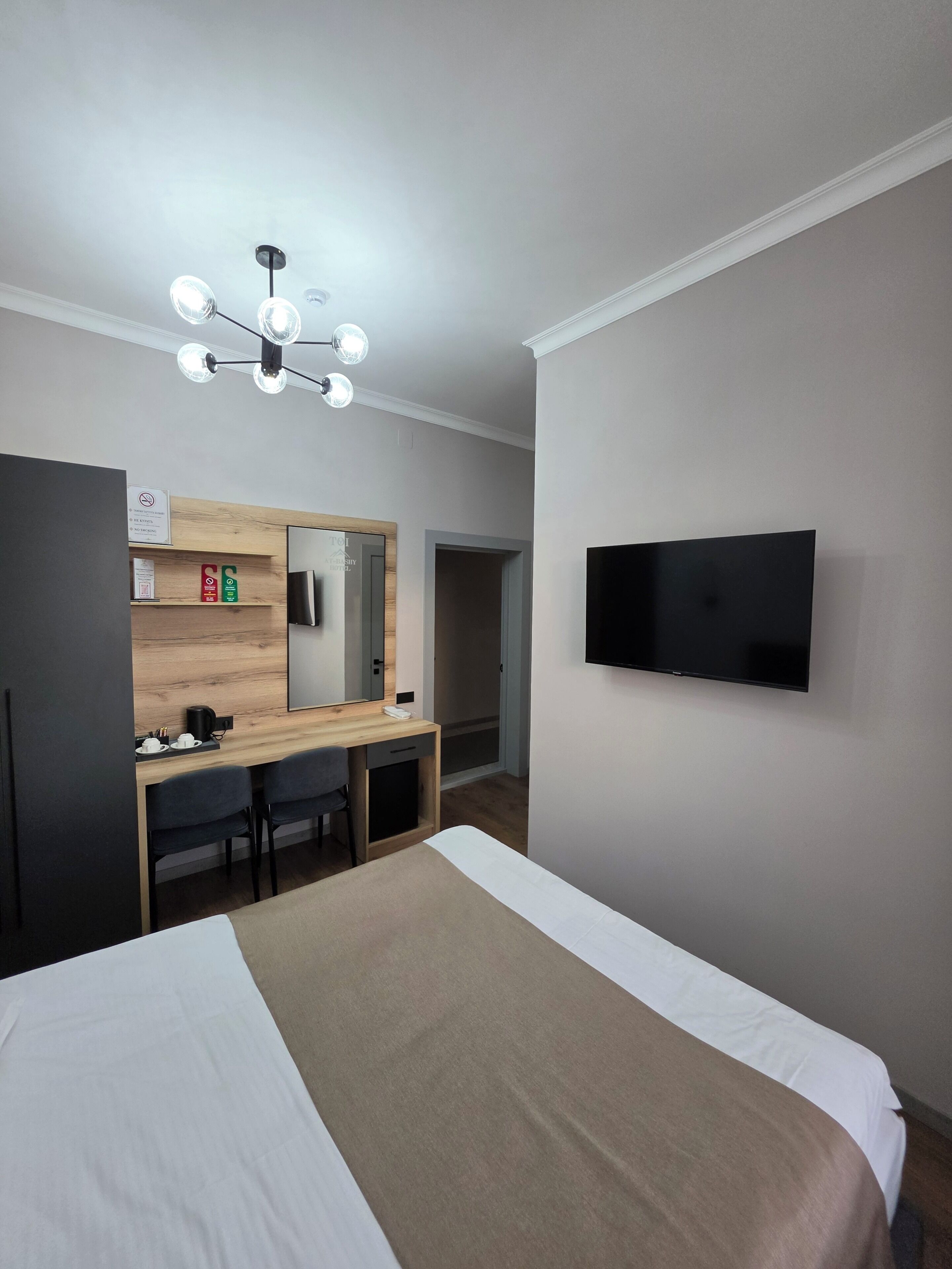 Standard-Doppelzimmer, eigenes Bad | Schreibtisch, laptopgeeigneter Arbeitsplatz, Verdunkelungsvorhänge
