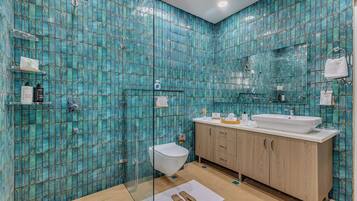 Deluxe Villa | Bathroom