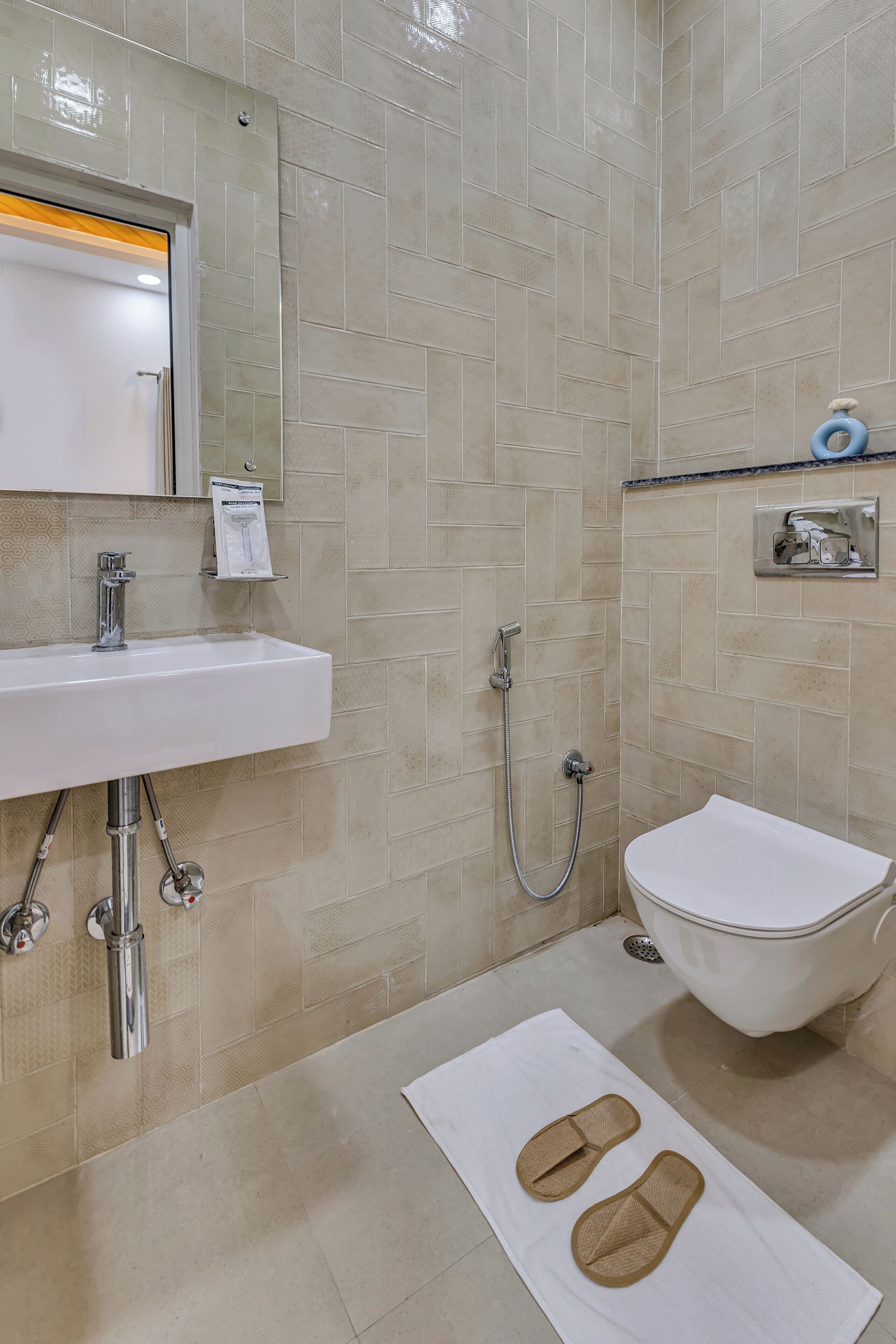 Ein Badezimmer mit einem weißen Waschbecken, einer Toilette und einer Dusche.