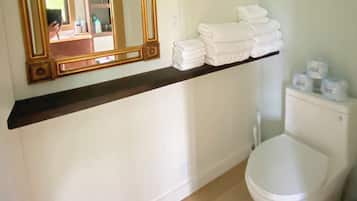 Douche, sĂšche-cheveux, serviettes fournies, savon