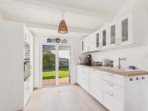 Fridge, microwave, oven, dishwasher - Family house for 6 with garden (Noirmoutier-en-l´Ile)