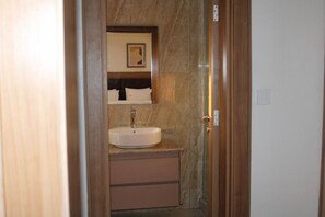 Standard Oda | Banyo | Ücretsiz banyo/kozmetik ürünleri, havlu, sabun, şampuan 