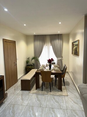 Family Apart Daire, Balkon, Havuz Manzaralı | Yemek sevisi