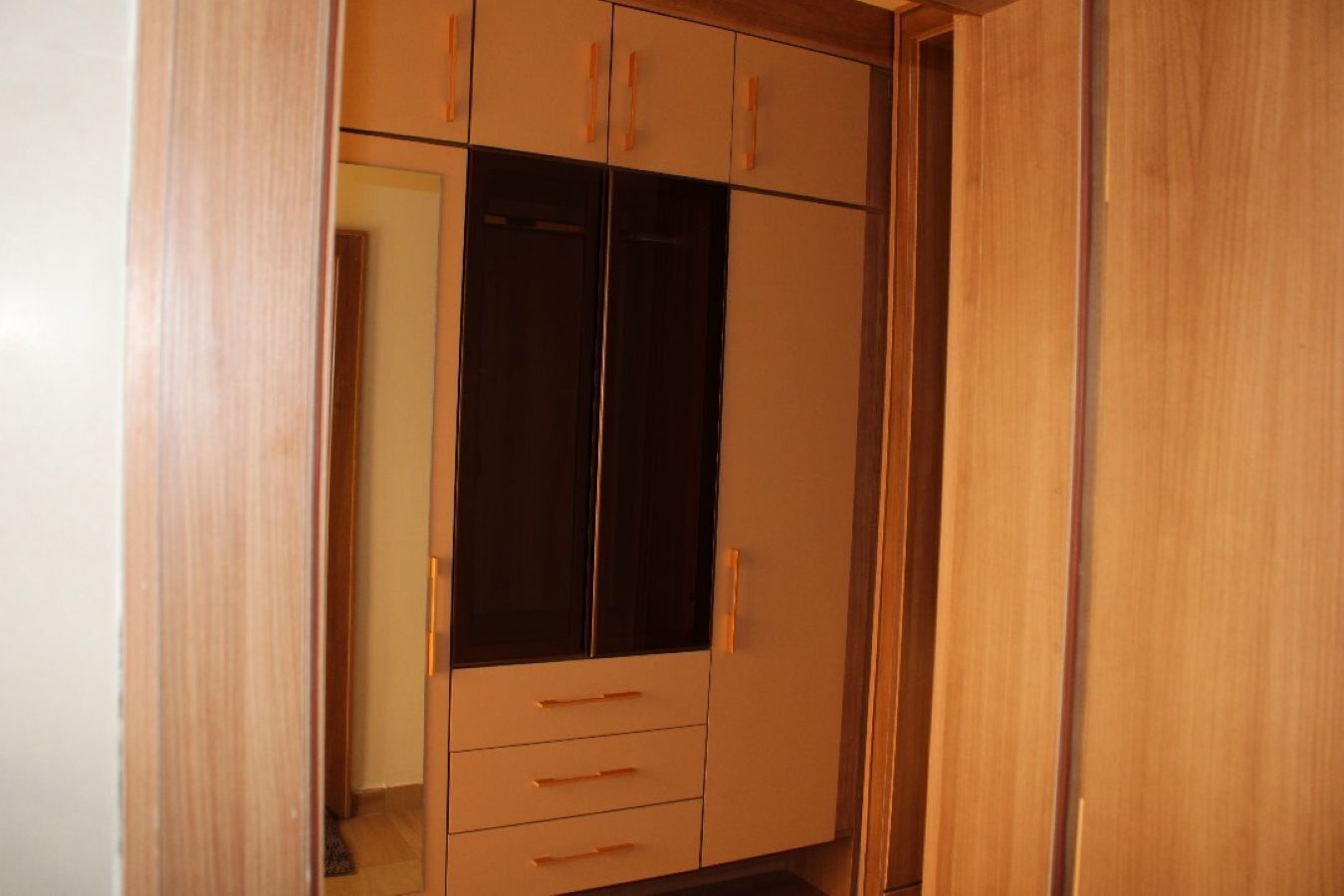 Egy fa szekrény, amely több rekeszből és fiókból áll.
