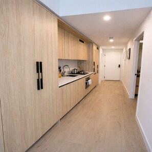 Deluxe Condo, Lake View | Private kitchen - RS Suites - Miami World Center (Miami)