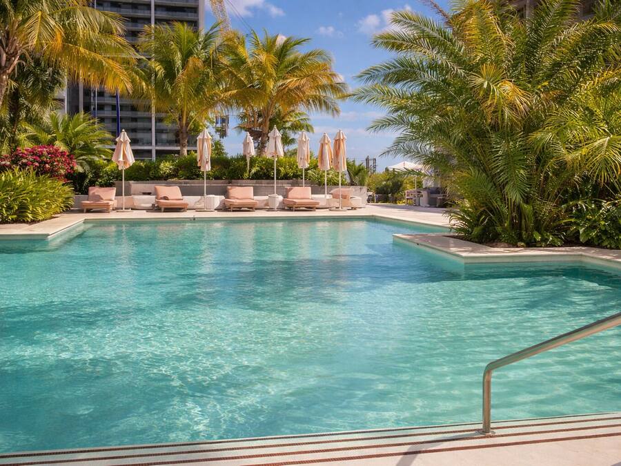 Una piscina al aire libre