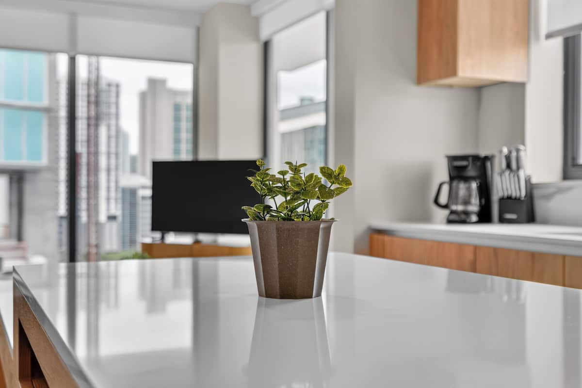 Condo familiar, 2 habitaciones, para no fumadores | Área de sala de estar | Smart TV de 55 pulgadas con canales digitales, Netflix y futbolito