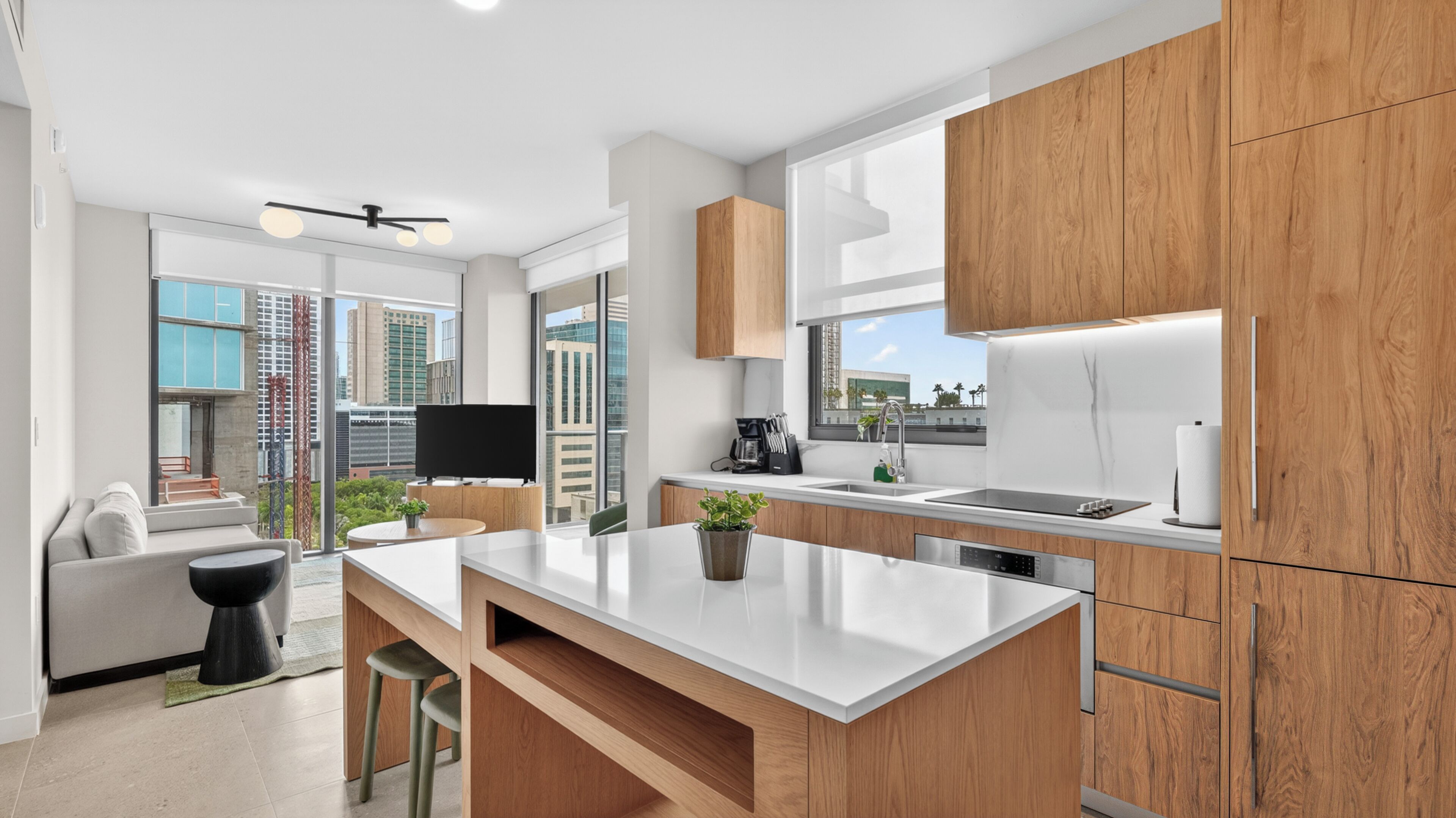 Condo luxueux, 2 chambres, 2 salles de bains, vue sur la ville | Aire de séjour | Téléviseur connecté, Netflix, table de baby-foot, livres