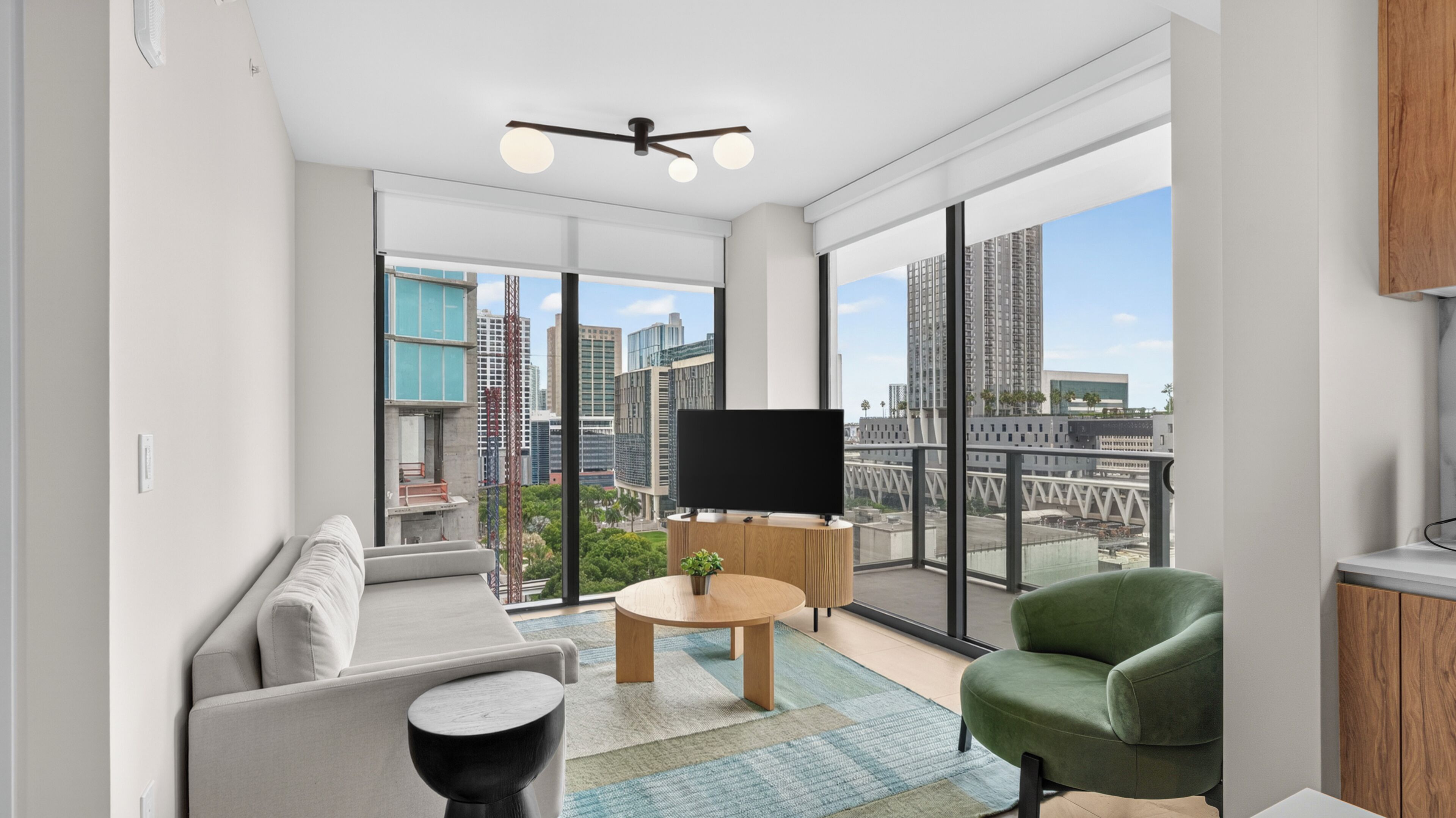 Condo luxueux, 2 chambres, 2 salles de bains, vue sur la ville | Aire de séjour | Téléviseur connecté, Netflix, table de baby-foot, livres