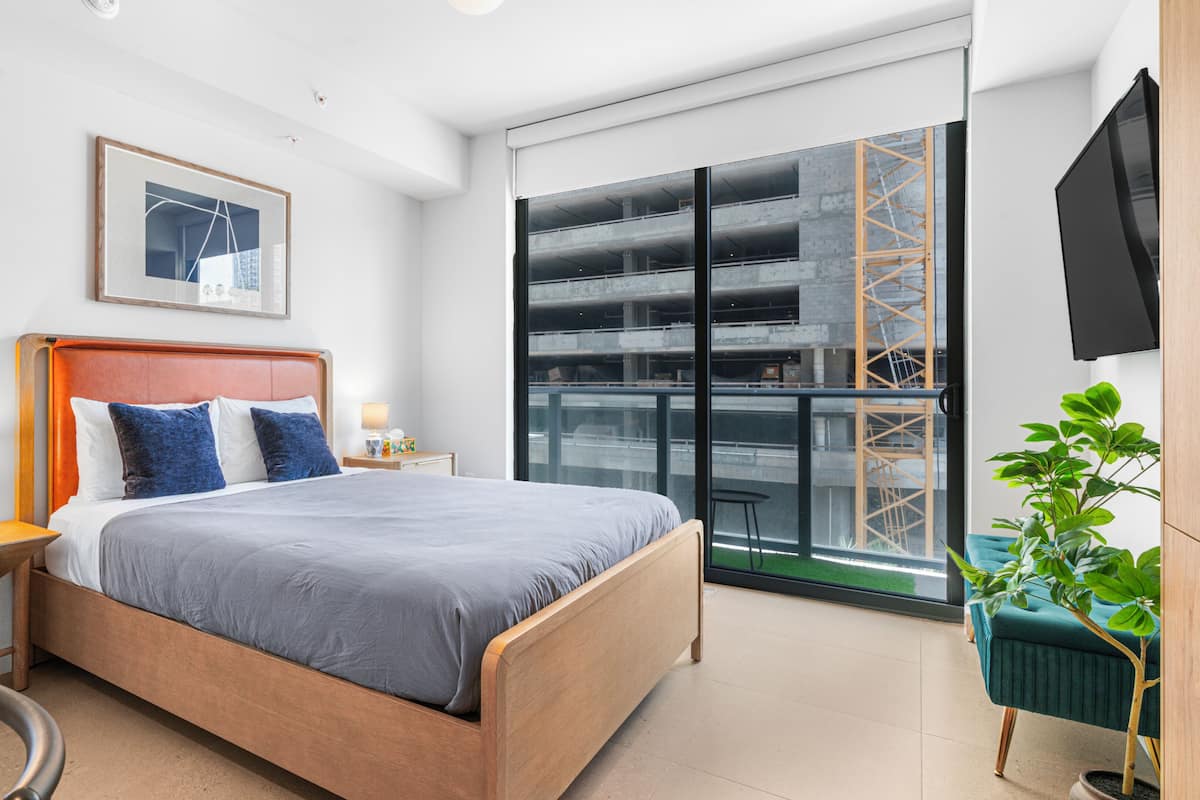 Suite estudio Prestigio, 1 cama Queen size, vista a la ciudad | Área de sala de estar | Smart TV de 55 pulgadas con canales digitales, Netflix y futbolito
