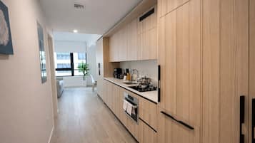 Deluxe Condo, Lake View | Private kitchen