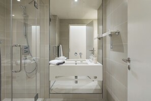 Hair dryer, towels, soap, toilet paper - Spacious Suite with Super King Size Bed, Zone 2 London (London)