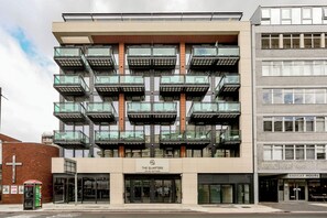 Exterior - Spacious Suite with Super King Size Bed, Zone 2 London (London)