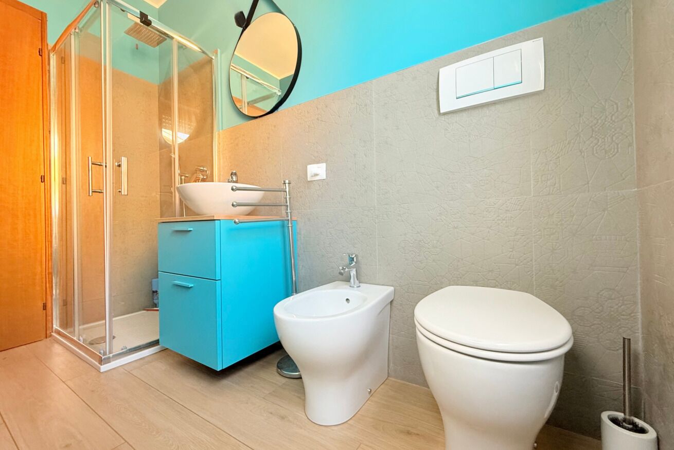 Shower, bidet, towels