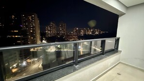 A balcony with a cityscape view at night. - Modern Studio Alphaville (Barueri)